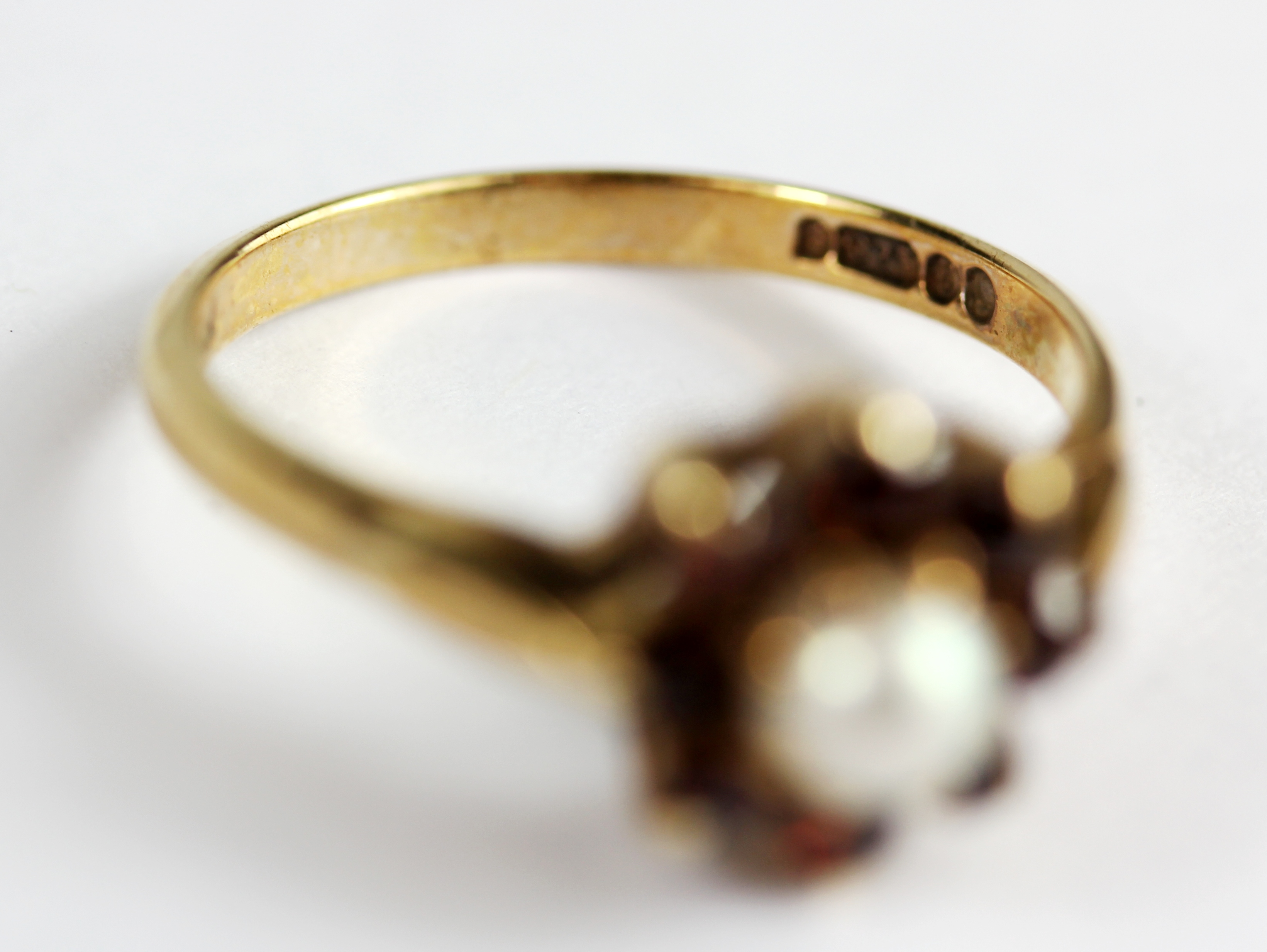 A 9ct yellow gold pearl and garnet set cluster ring, (N.5). - Image 3 of 3