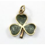 A 9ct yellow gold stone set clover shaped pendant, L. 2.5cm.