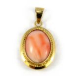 A 14ct yellow gold (stamped 585) pendant set with coral, L. 3cm.