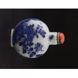 A Chinese porcelain snuff bottle, H. 7cm.