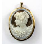 A 9ct yellow gold mounted cameo brooch / pendant, L. 4 x 2.6cm.