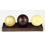 Three 19th Century ivory billiard balls, the three Dia. 4.7cm 5cm 5cm.