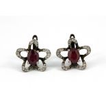 A pair of 925 silver oval cut ruby set flower shaped earrings, L. 1.5cm.