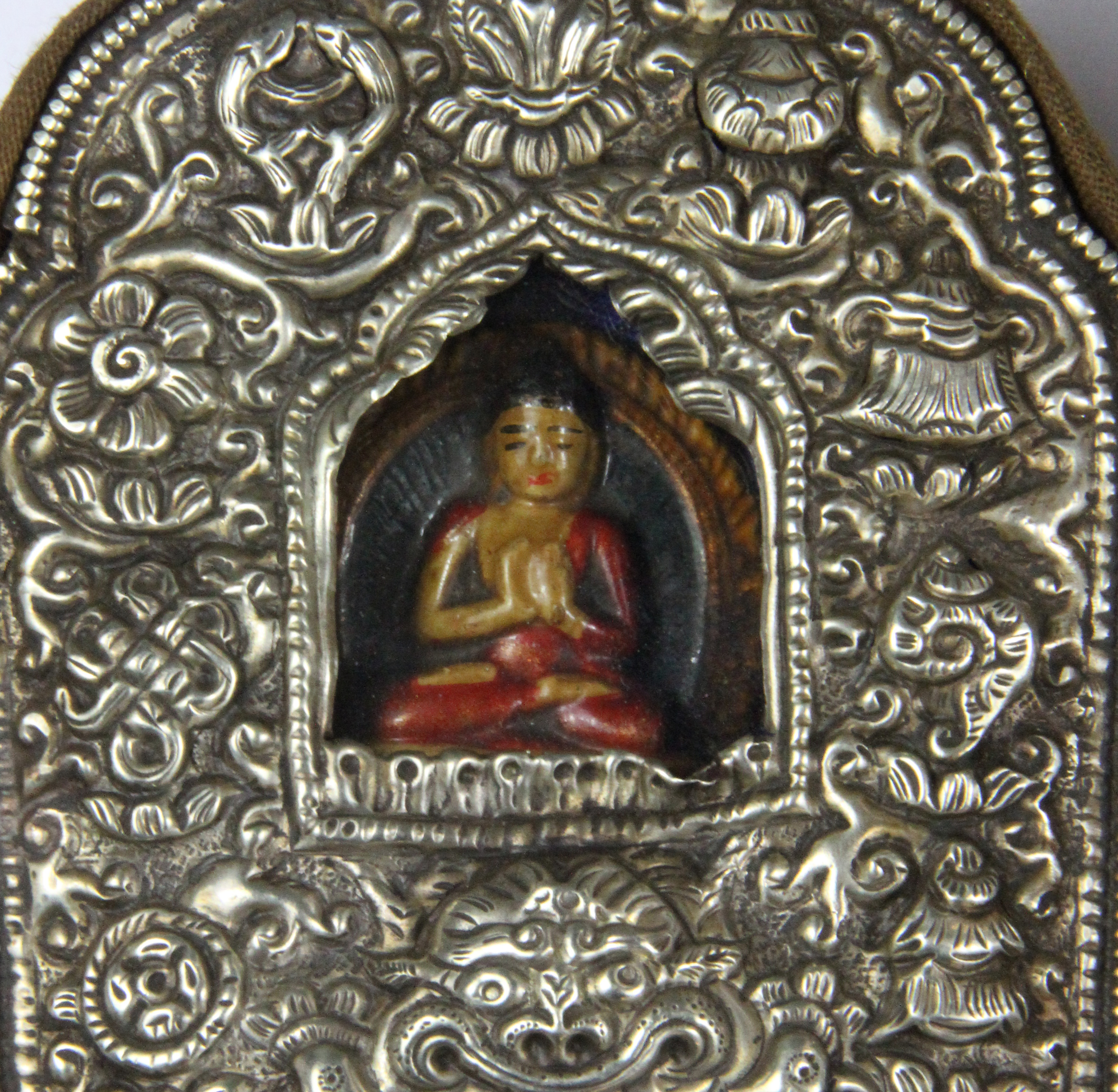 A Tibetan copper and hammered white metal ga'u (portable shrine) inset with a painted clay figure of - Image 2 of 2