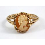 A 9ct yellow gold cameo set ring, (L.5).