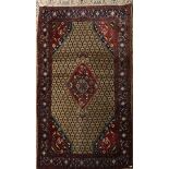 A fine handwoven Persian wool rug, size. 150 x 250cm.