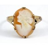A 9ct yellow gold cameo set ring, (P).
