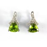 A pair of 925 silver earrings set with trillion cut peridots and white stone, L. 1.5cm.