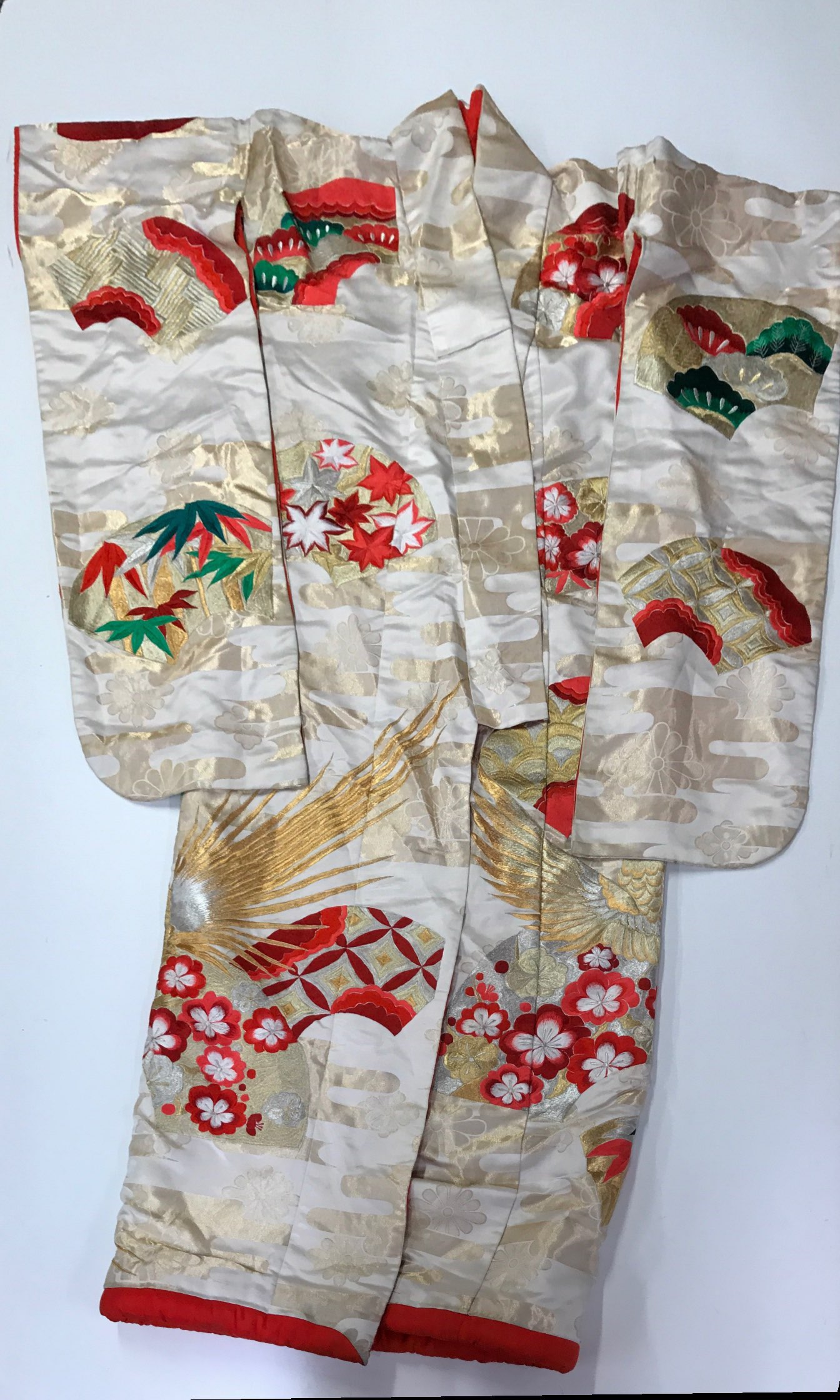 A superb heavily padded mid 20th century Japanese silk kimono, L. 186cm. - Image 3 of 4