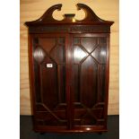 An Edwardian mahogany wall cabinet, size 61 x 108cm.