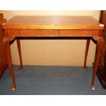 A burr walnut veneered folding card table, size 92 x 46 x 75cm.