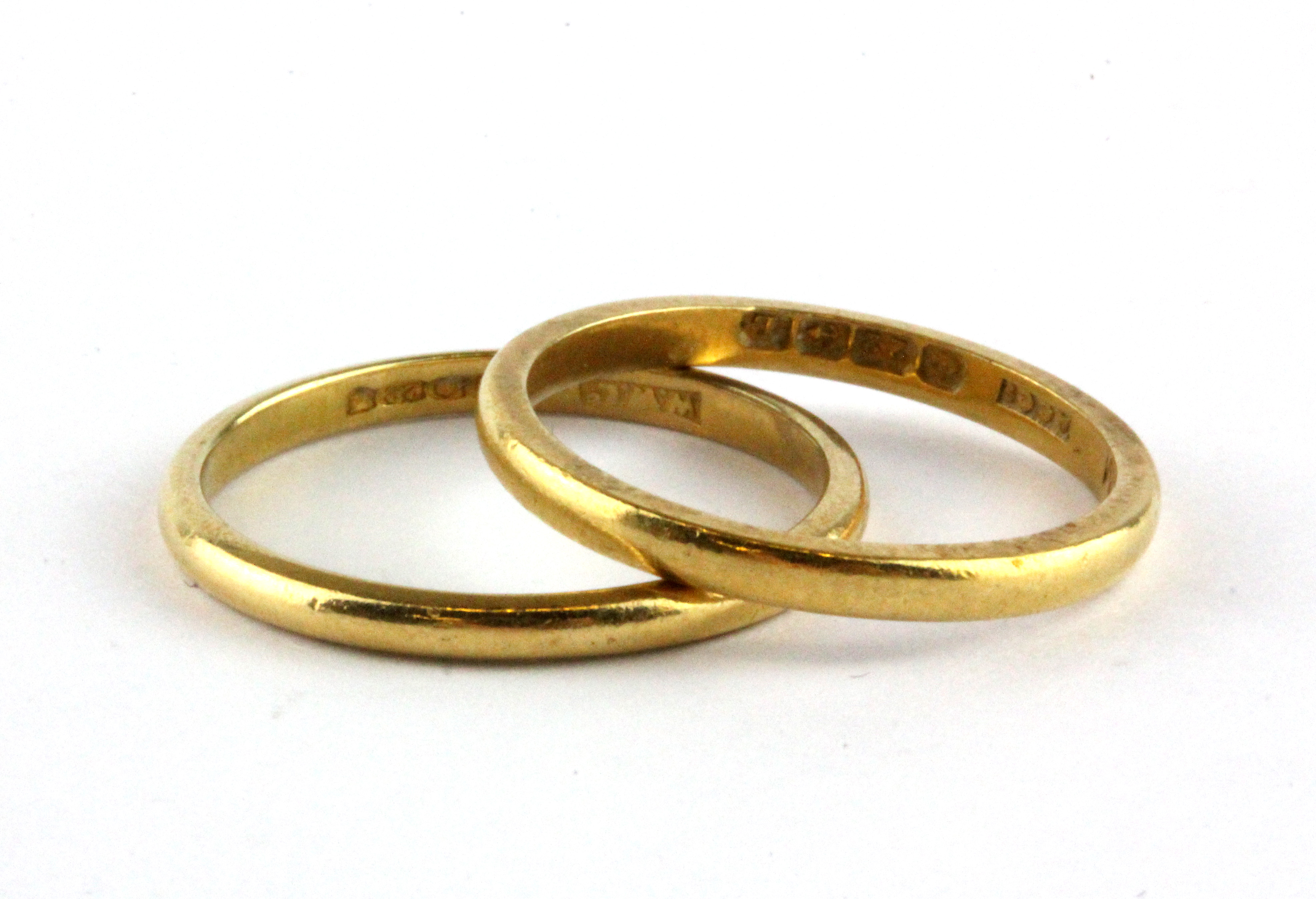 Two 22ct yellow gold wedding bands, W. 5.4g (O & Q).