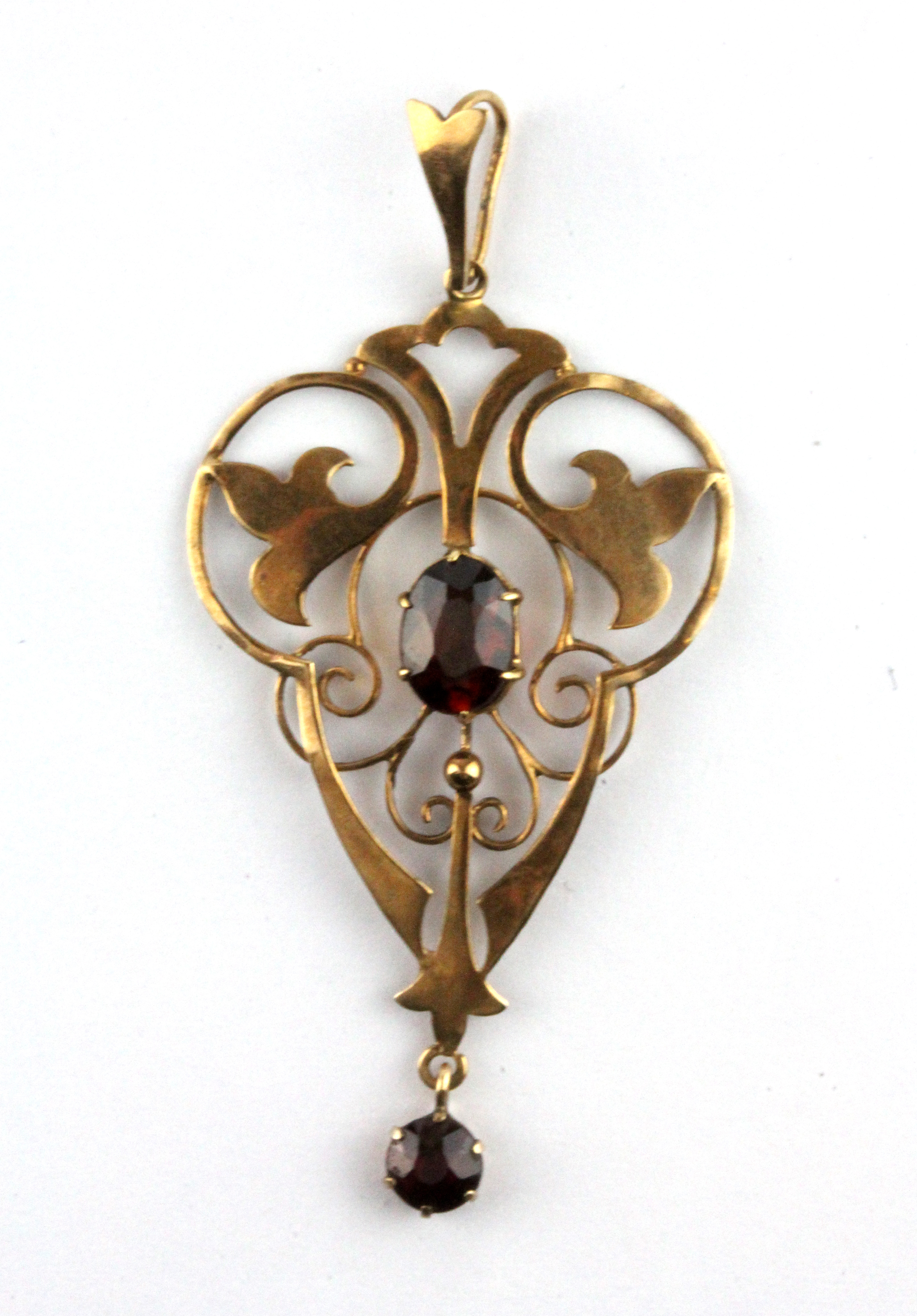 An Edwardian 9ct yellow gold garnet set pendant, L. 5.3cm.