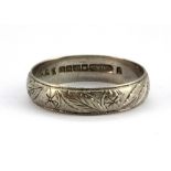 An 18ct white gold patterned ring, (U).