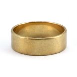 A 9ct yellow gold wedding band, (T).