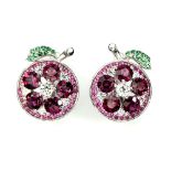 A pair of 925 silver cherry shaped earrings set with rodolite garnet and chrysoprase, Dia. 1.4cm.
