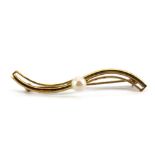 A 9ct yellow gold pearl set brooch, L. 4.5cm.