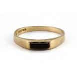 A gentleman's 9ct yellow gold onyx set ring, (K.5).