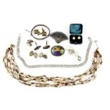 A quantity of silver and other jewellery items.