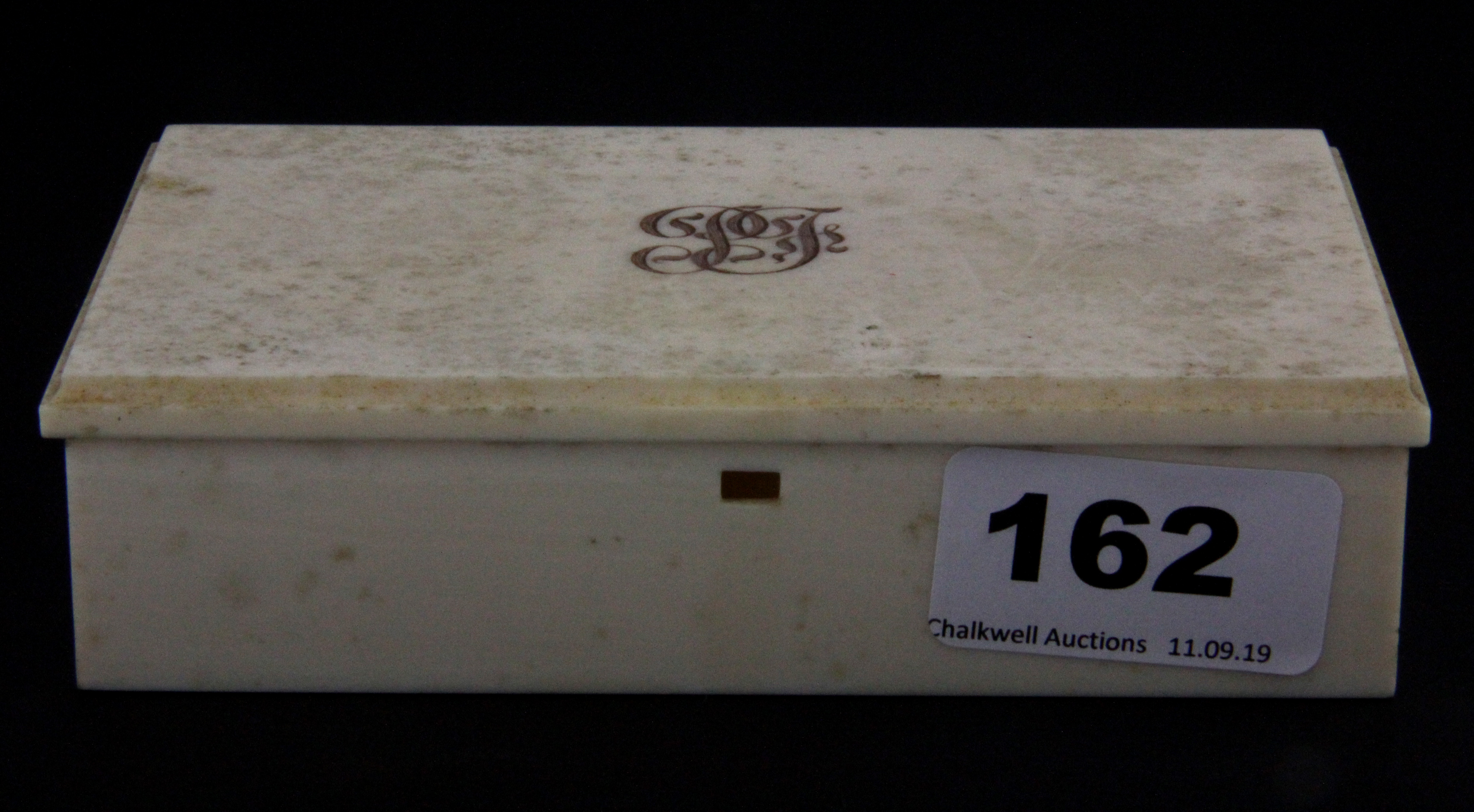 A 1920's ivory cigarette box, size 130 x 80 x 3cm.