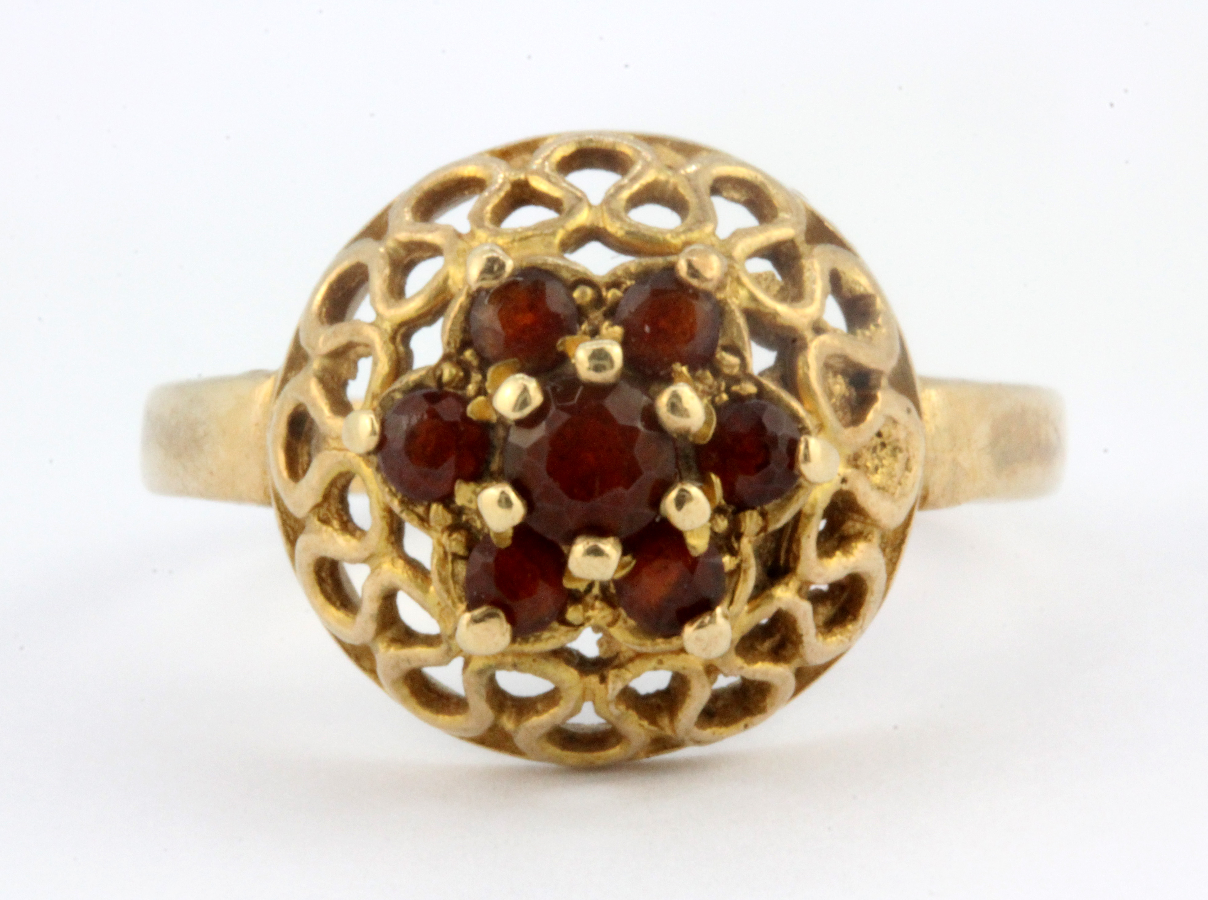 A 9ct yellow gold (stamped 9ct) garnet set cluster ring, (K.5).