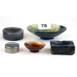 A group of five polished banded agate items, bowl W. 11cm.