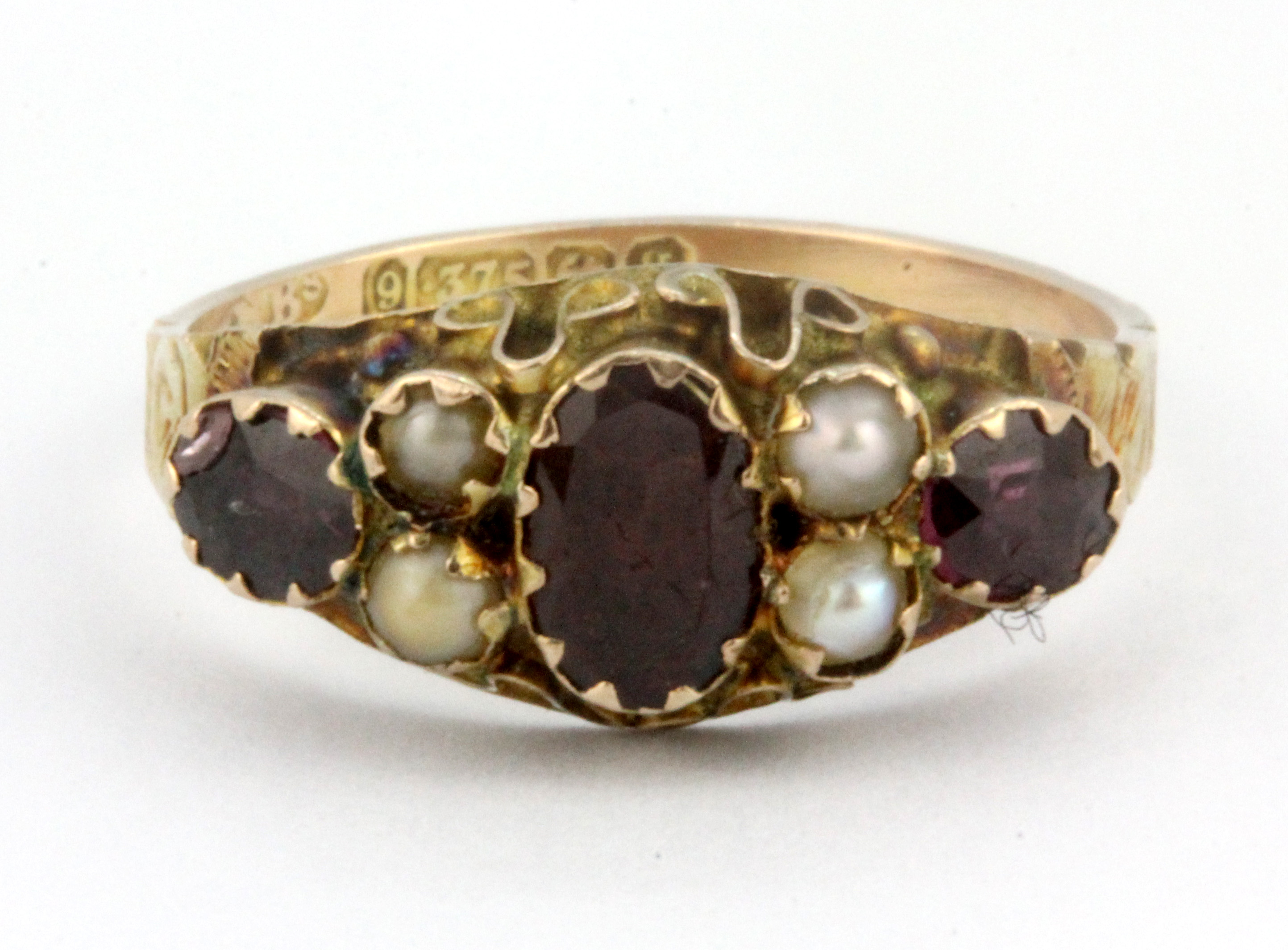 An antique 9ct yellow gold (stamped 9ct) ring set with almandine garnets and seed pearls, (M.5).