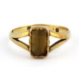 An 18ct yellow gold stone set ring, (stone a/f) (N.5).