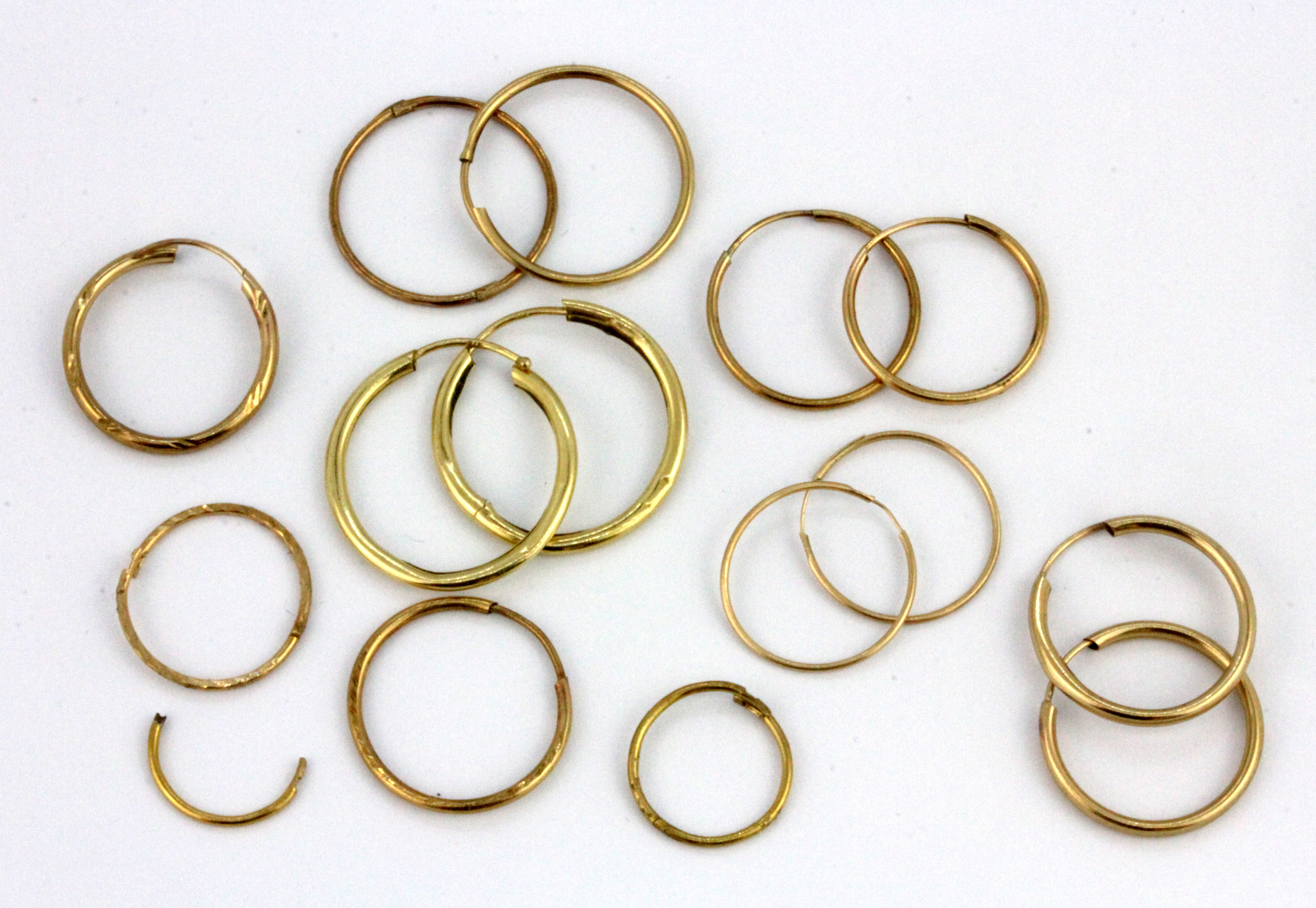 A quantity of 9ct yellow gold hoop earrings, (mostly a/f), W. 3.9g.