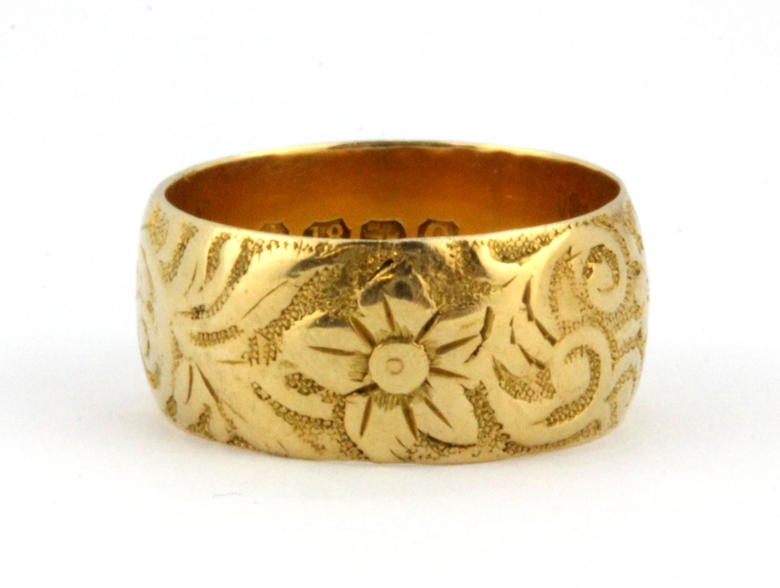 An 18ct yellow gold patterned ring, (L), W. 6.0g.