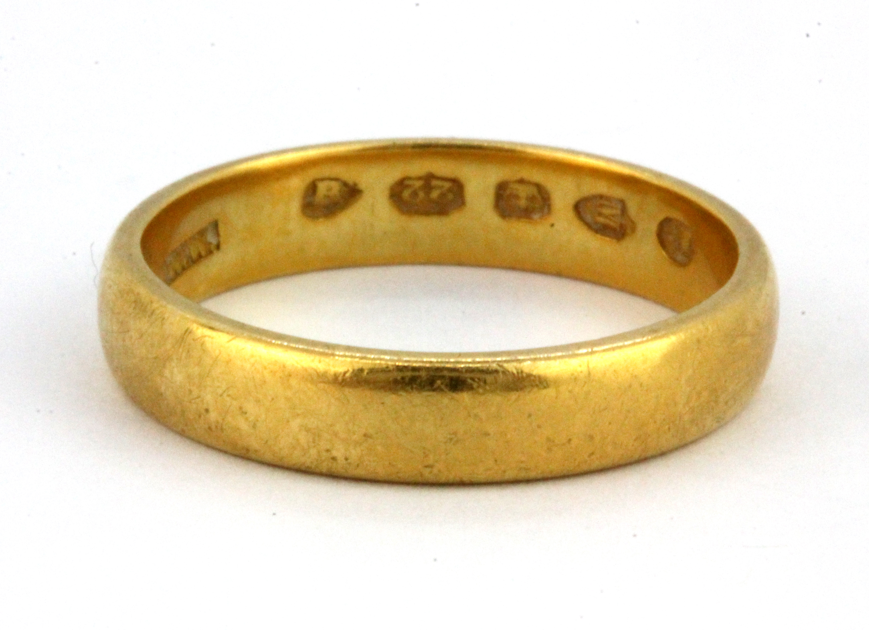 A 22ct yellow gold wedding band, (K).