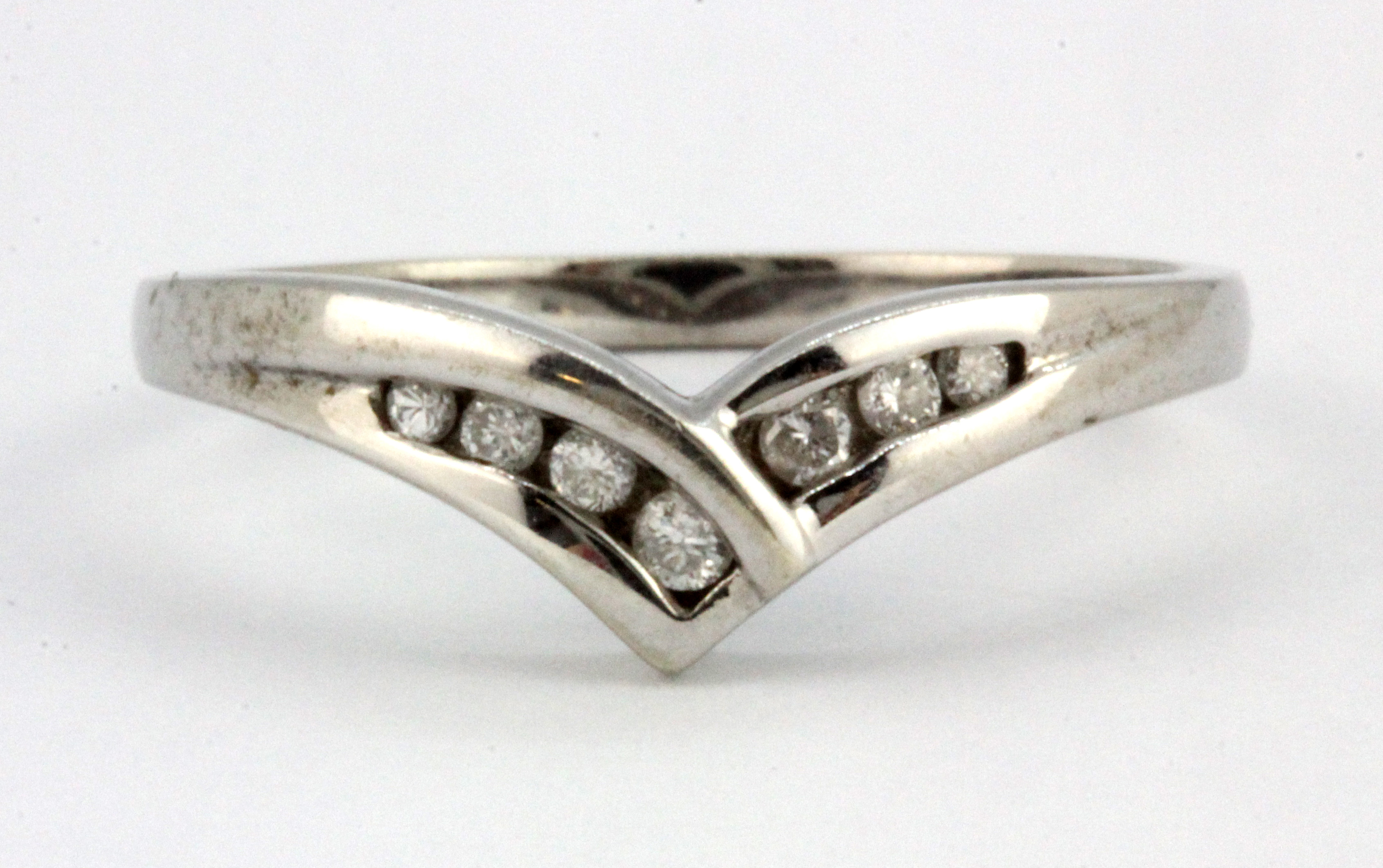 A 9ct white gold diamond set wishbone ring, (N).