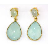 A pair of 925 silver gilt drop earrings set with cabochon and faceted cut aquamarines, L. 3cm.