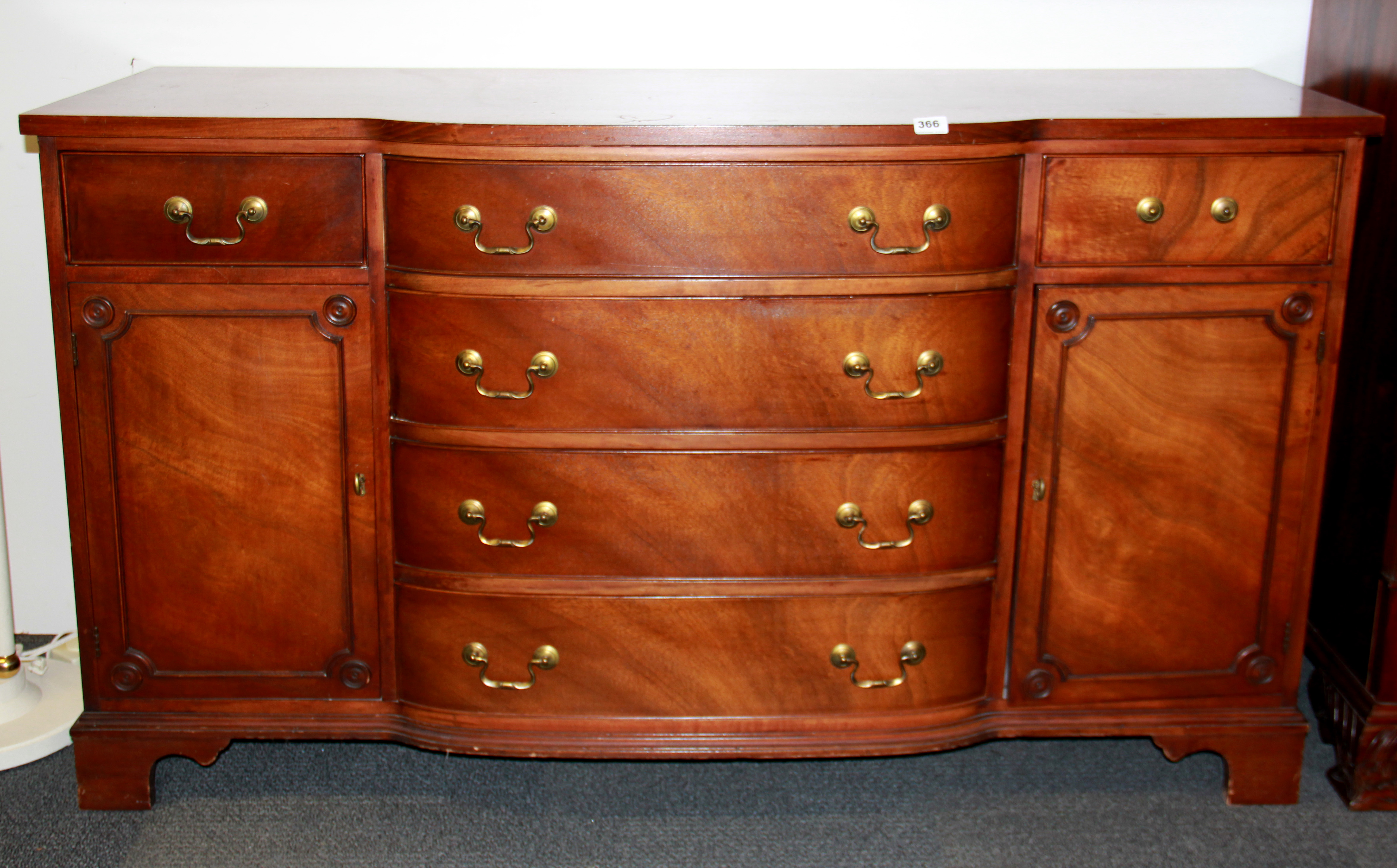 A mahogany bow front sideboard, size 157 x 56 x 91cm.