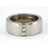 A heavy 950 platinum ring set with three princess cut diamonds, (O), approx. 29.1gr.