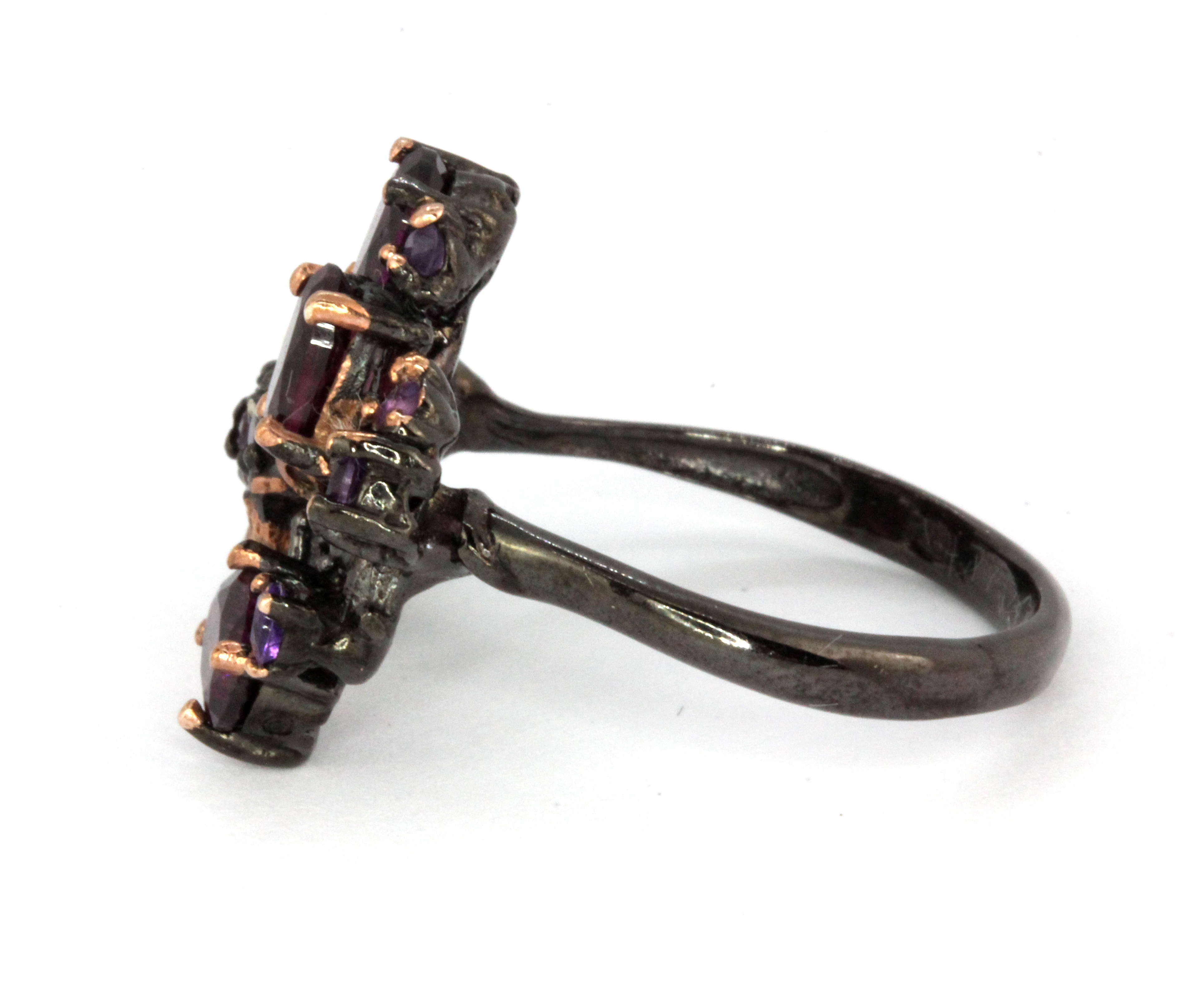 A Hana Maae designer 925 silver gilt ring set with amethysts and rodolite garnets, (S). - Image 2 of 2