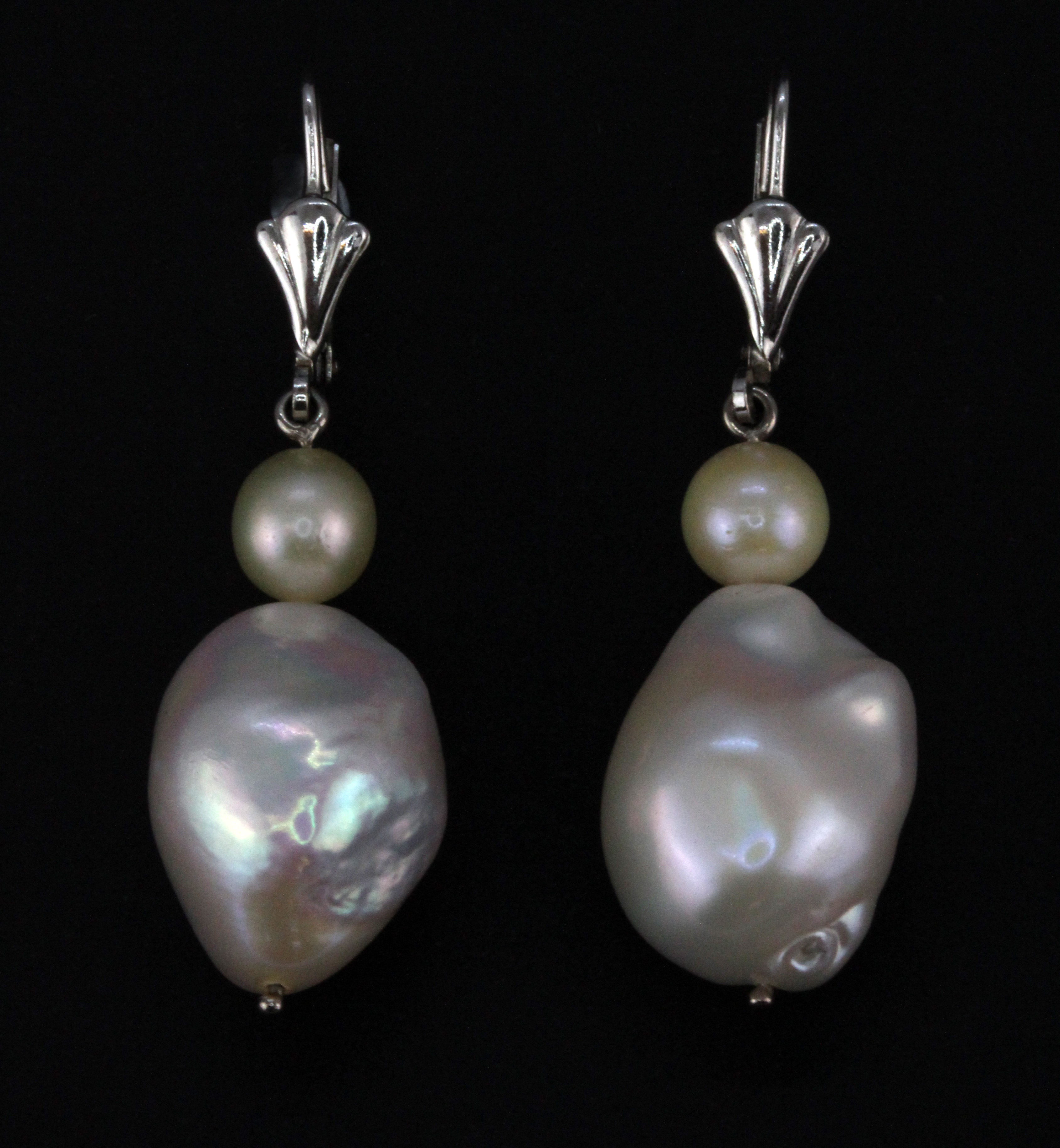 A pair of 14ct white gold (stamped 585) drop earrings set with baroque pearls, L. 2.4cm.