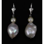 A pair of 14ct white gold (stamped 585) drop earrings set with baroque pearls, L. 2.4cm.