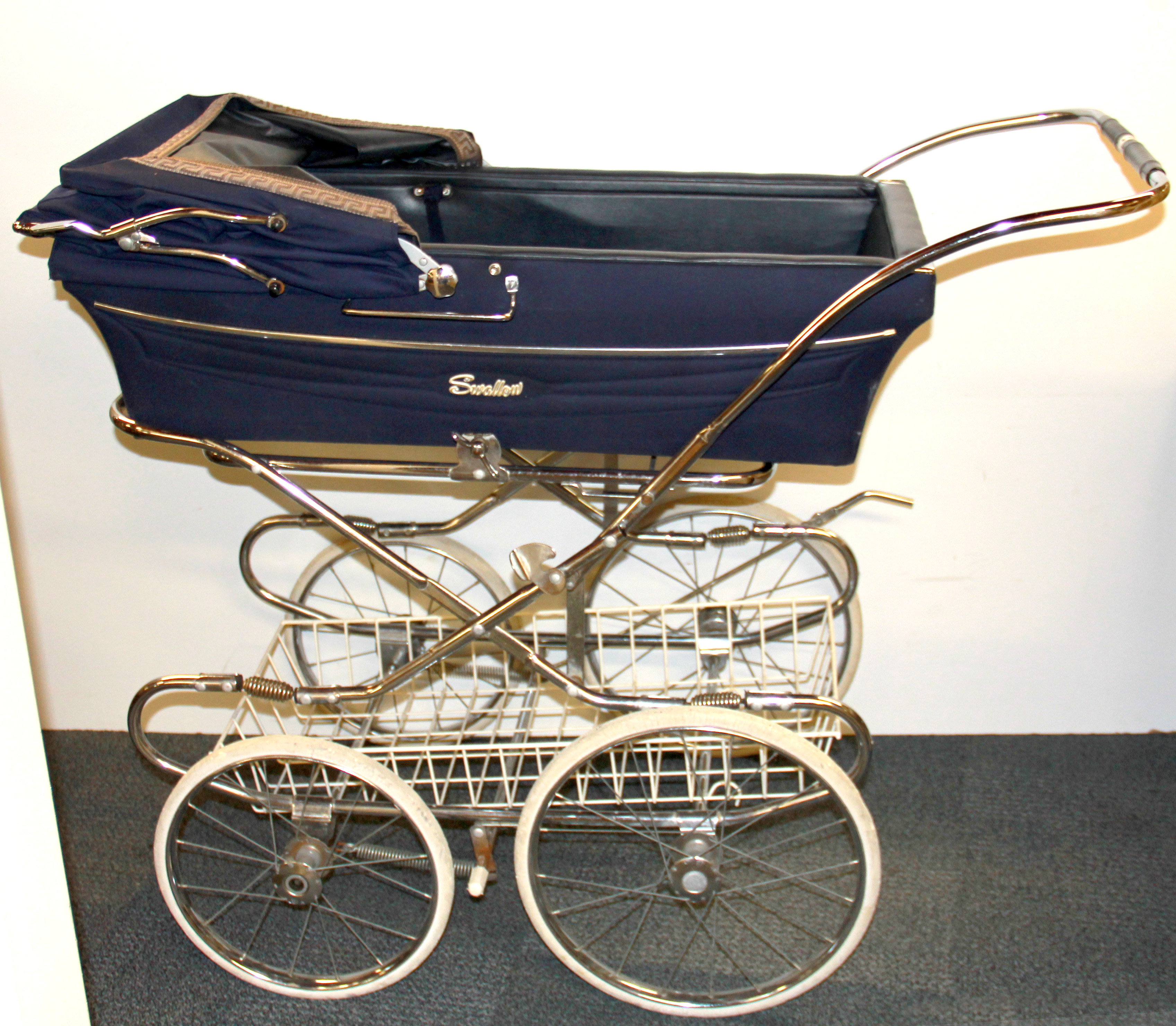 A vintage Swallow baby's pram. - Image 2 of 2