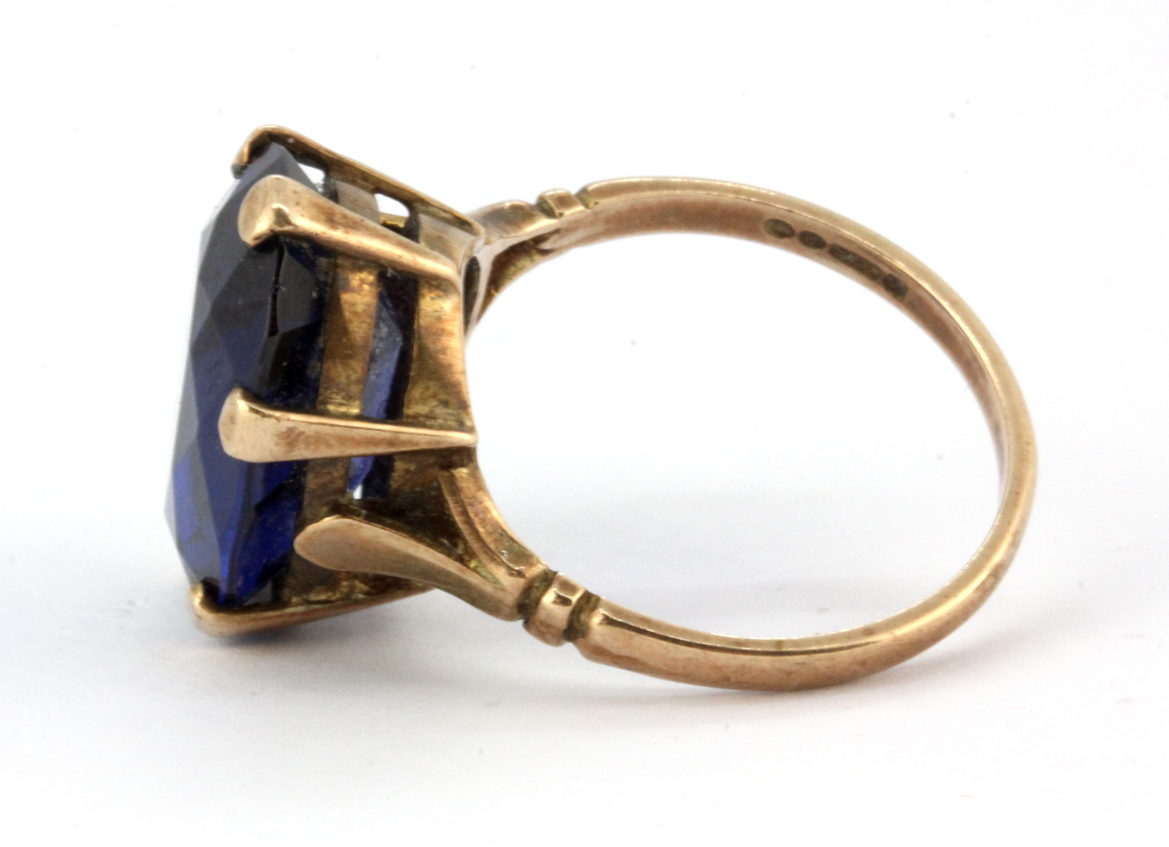 A 9ct yellow gold ring set with a large oval cut blue stone, (P). - Image 2 of 2
