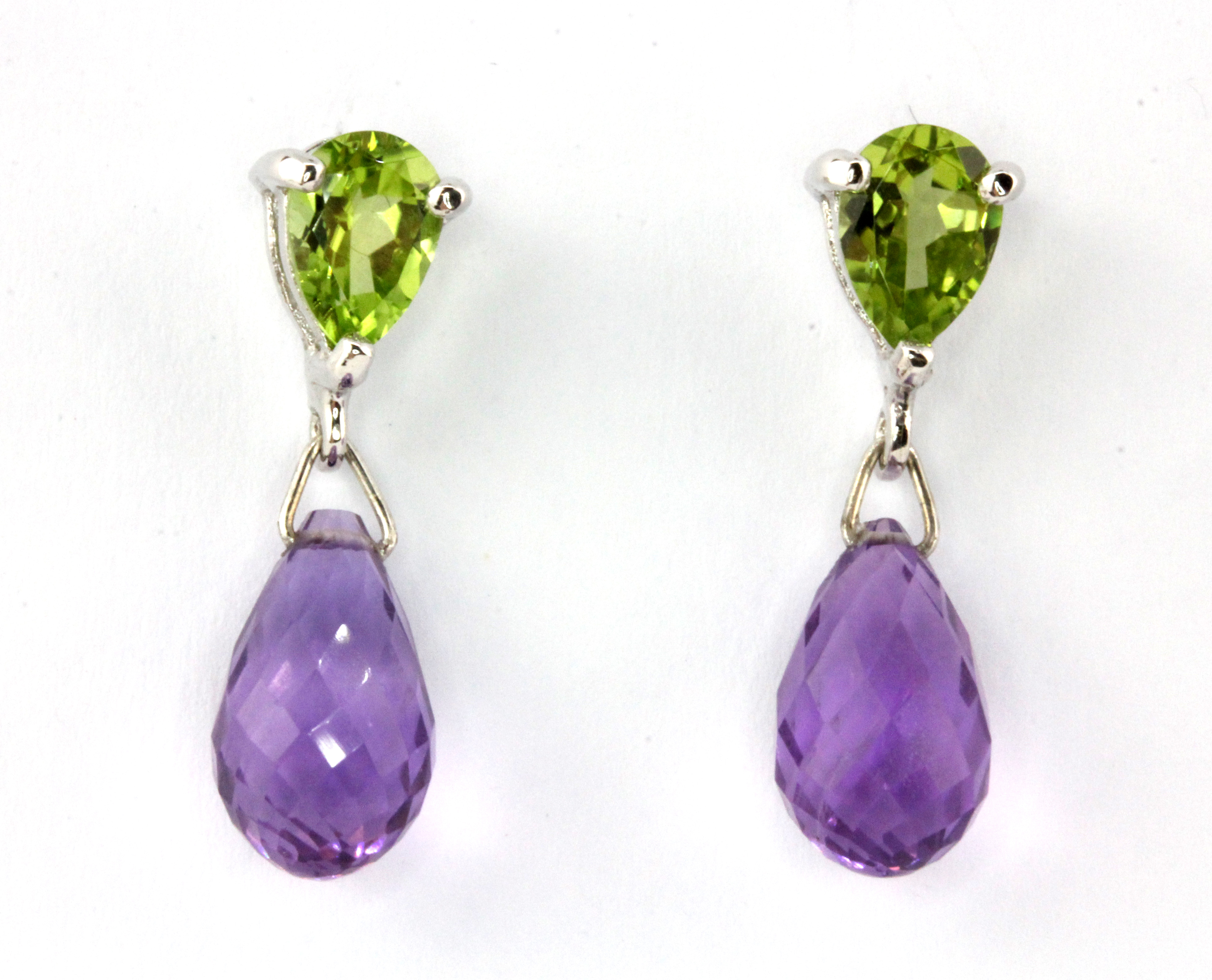 A pair of 925 silver earrings set with pear cut peridots and briolette cut amethysts, L. 2.2cm.