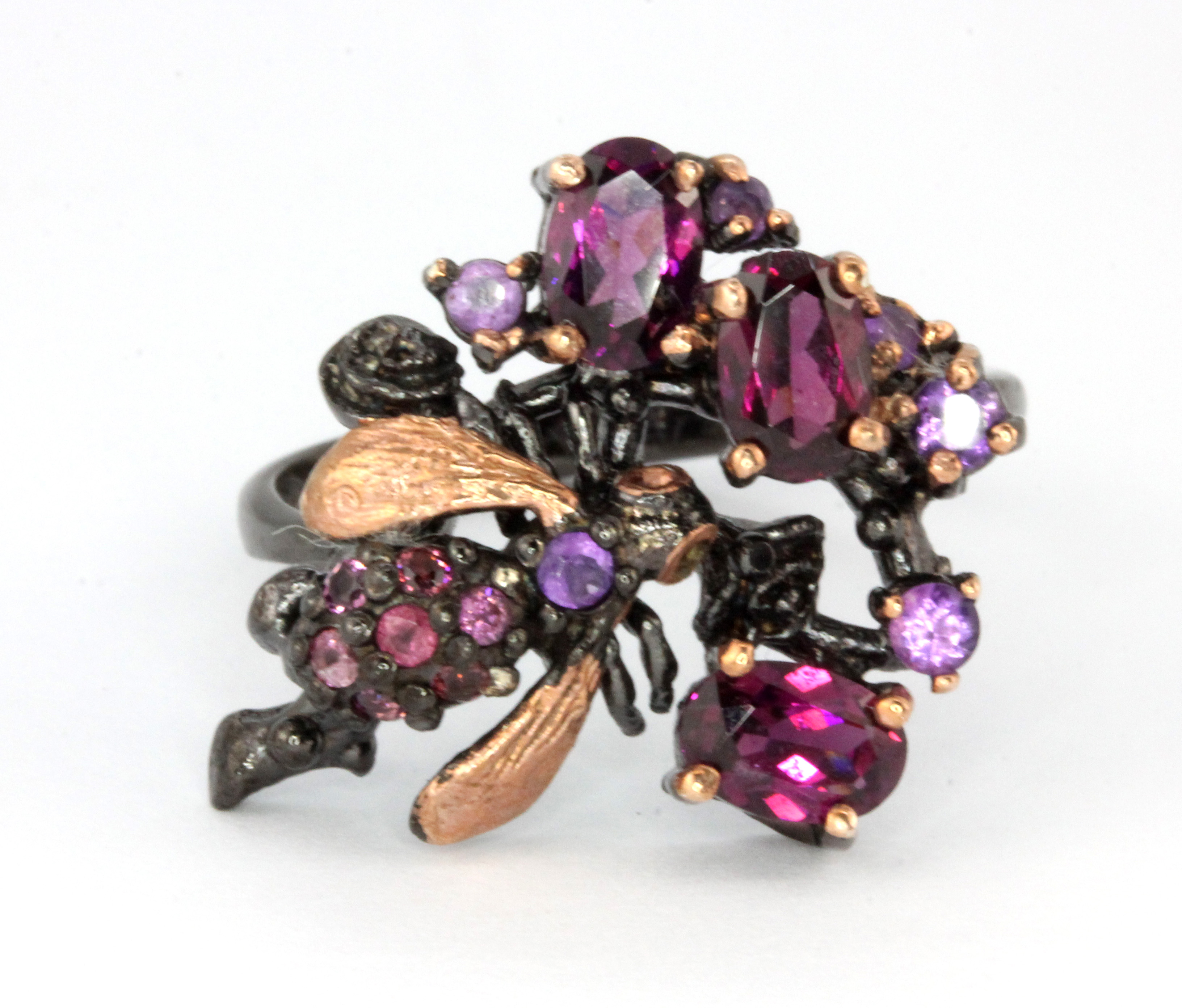 A Hana Maae designer 925 silver gilt ring set with amethysts and rodolite garnets, (S).