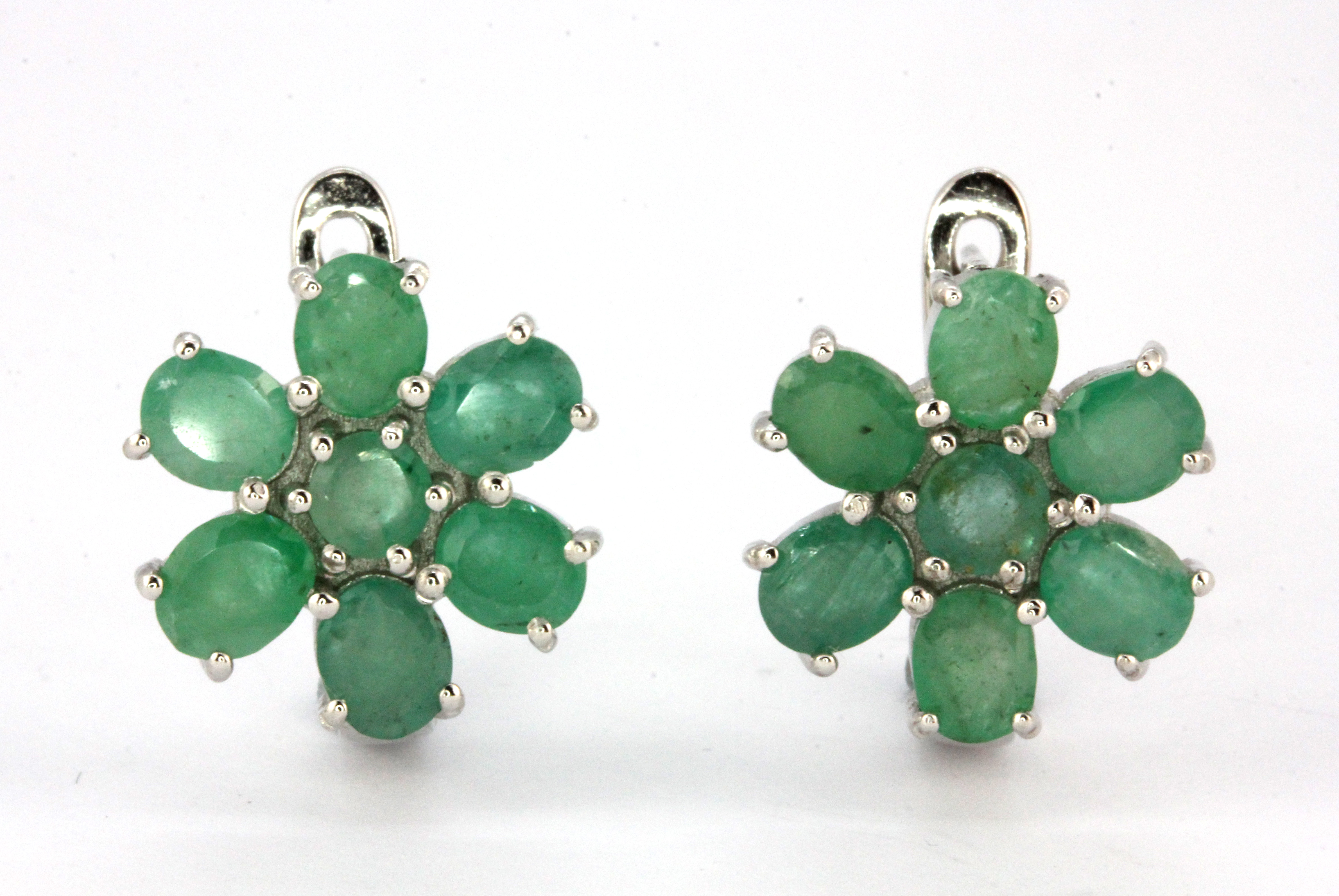 A pair of 925 silver flower shaped earrings set with oval cut emeralds, L. 1.5cm.