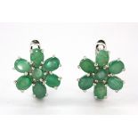 A pair of 925 silver flower shaped earrings set with oval cut emeralds, L. 1.5cm.