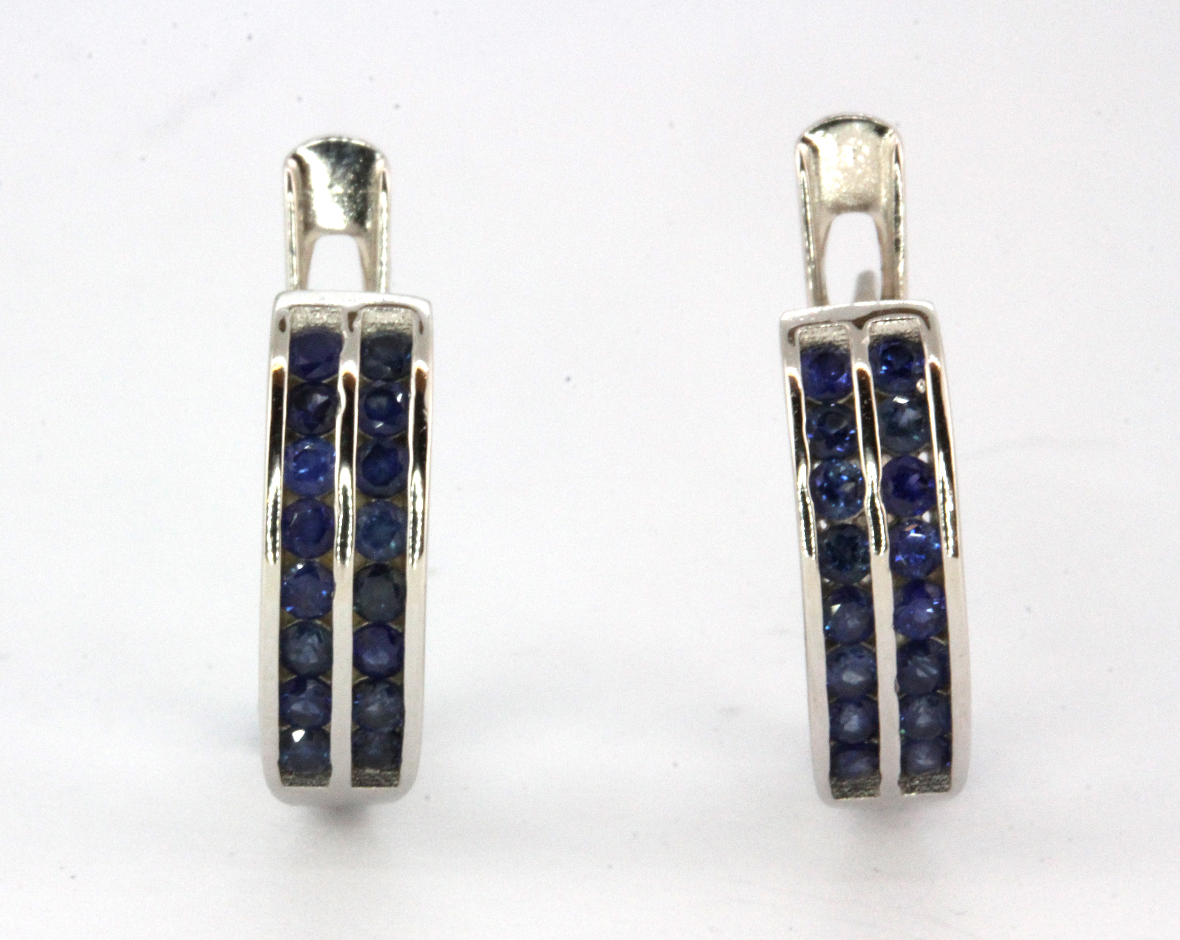 A pair of 925 silver earrings set with two rows of round cut untreated sapphires, L. 1.5cm.
