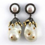 A pair of 925 silver gilt drop earrings set with large baroque pearls set with rubies, L. 5cm.