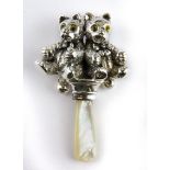 A 925 silver and mother of pearl double teddy bear baby's rattle, H. 8cm.