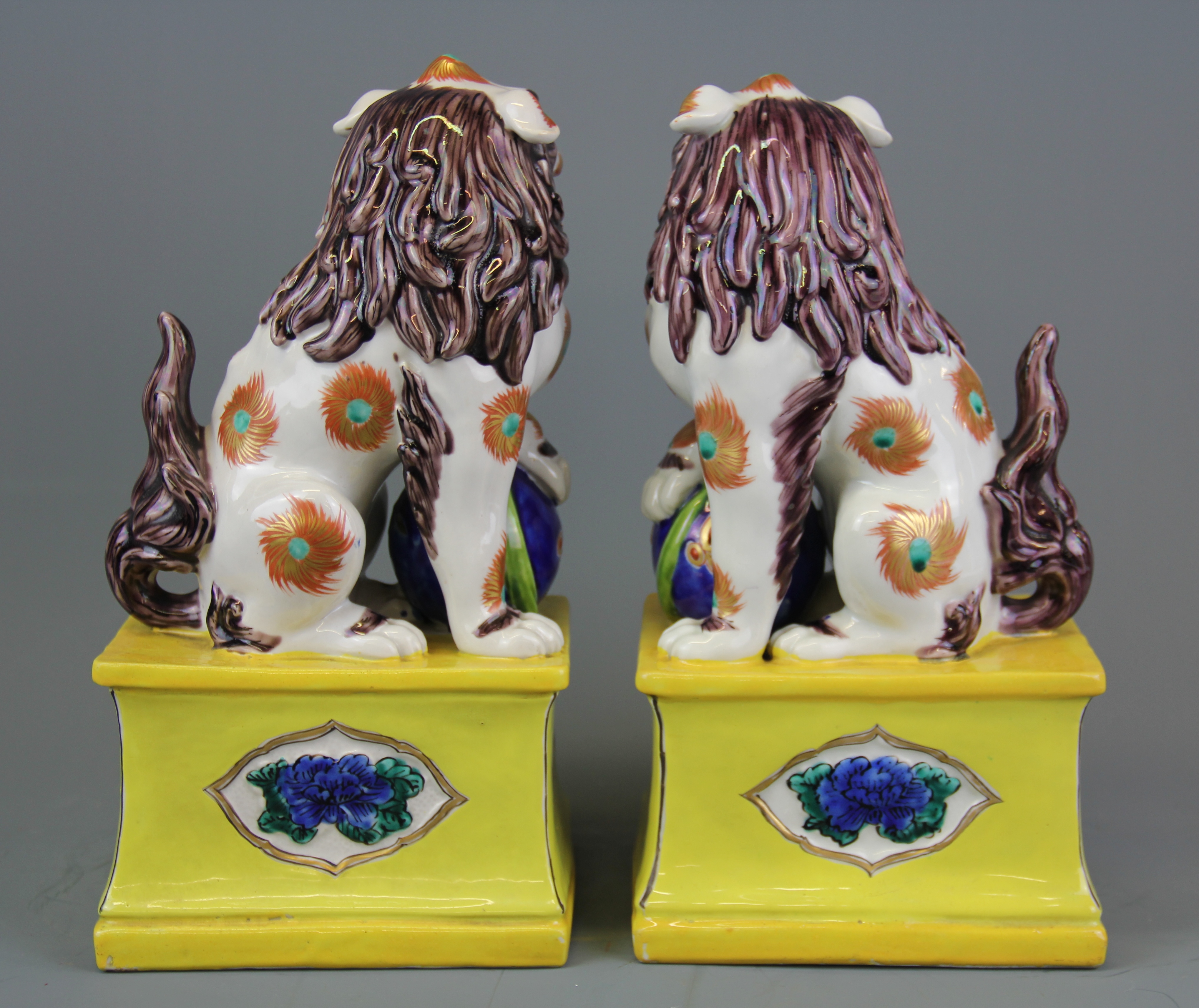 A pair of Japanese Kutani temple lions, H. 26cm. - Image 3 of 3