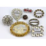 A quantity of vintage brooches.