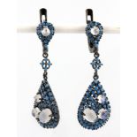 A pair of 925 silver drop earrings set with moonstone and blue stones, L. 3.9cm.